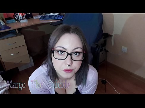 ❤️ Σέξι κορίτσι με γυαλιά πιπιλίζει Dildo βαθιά στην κάμερα Πορνό βίντεο ☑